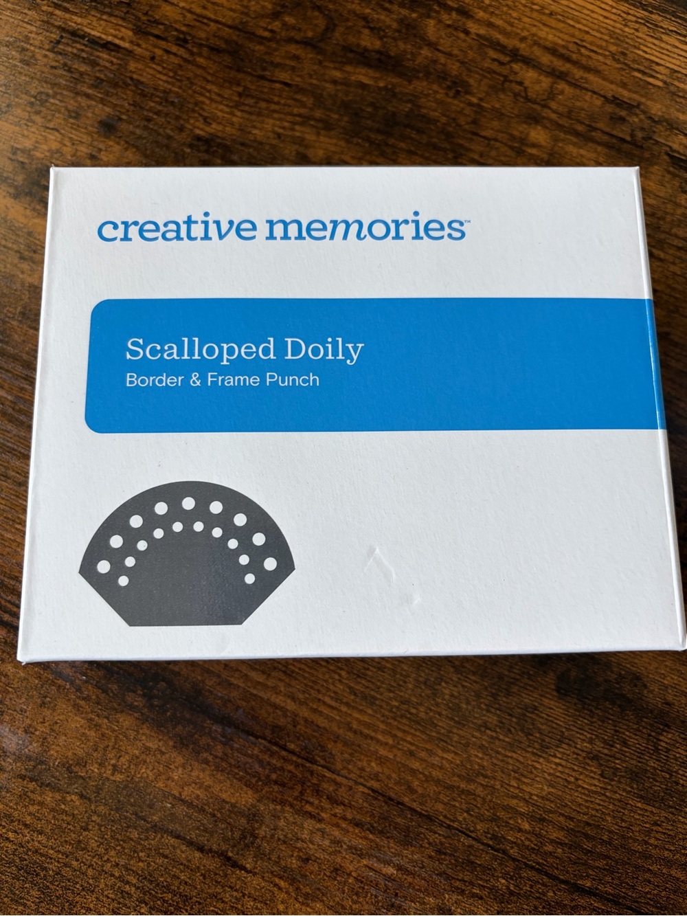 Creative memories scalloped doily border and frame punch. Nib